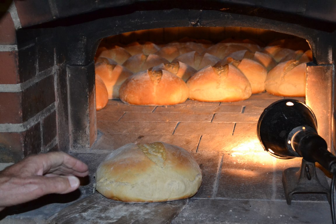 Die fast fertigen Brot im Backofen